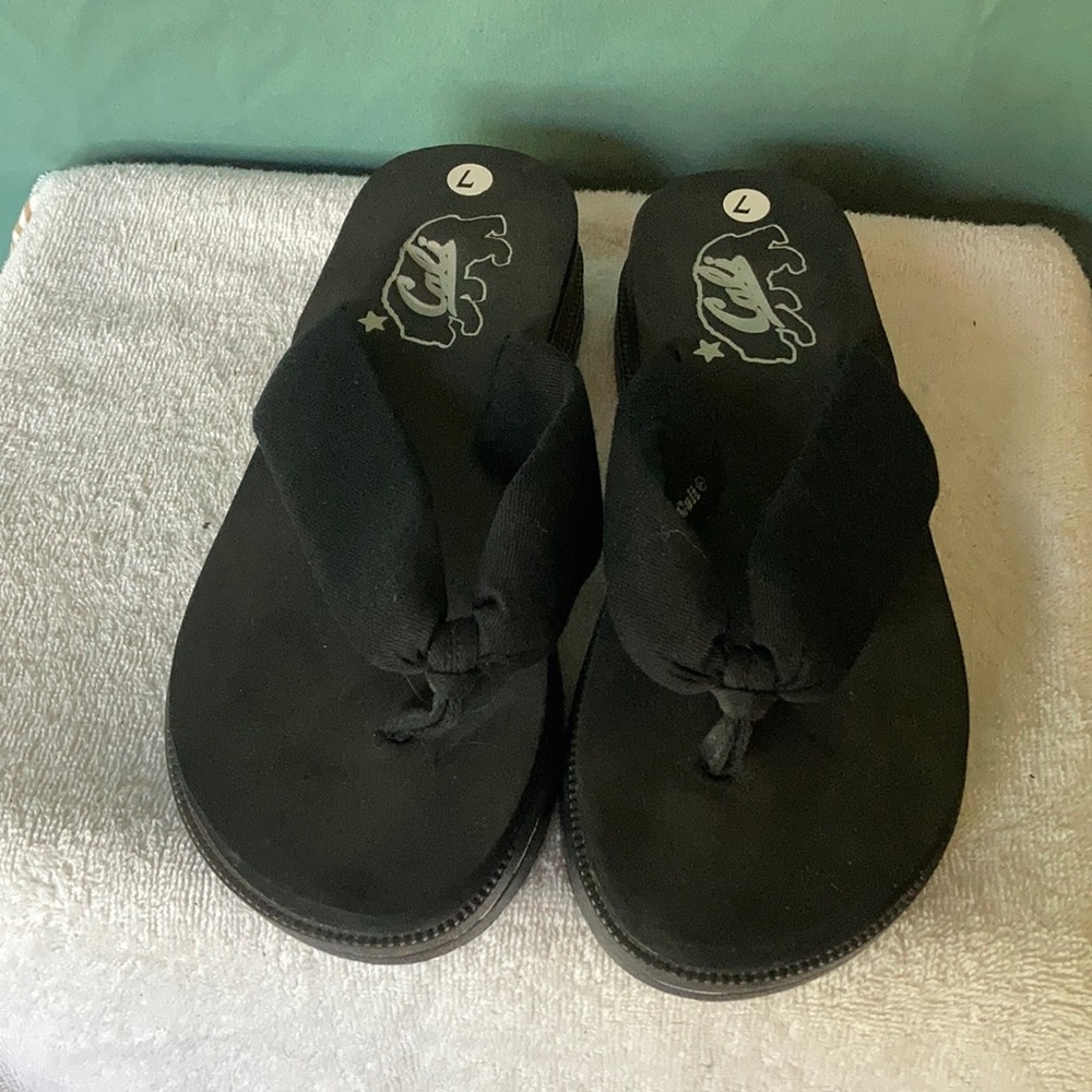 Cali flatform flip flops black size 7